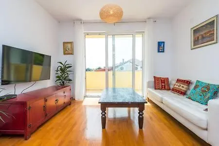 2 Bdrm Apartment *