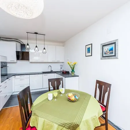 2 Bdrm *