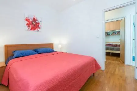 2 Bdrm Apartment *
